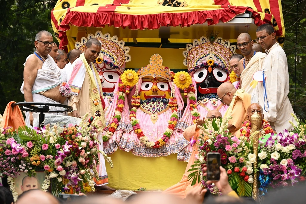 Lord_Jagannath_Divine_Rath_Yatra_at_SHRI RADHA GOVIND ASHRAM_Juhu